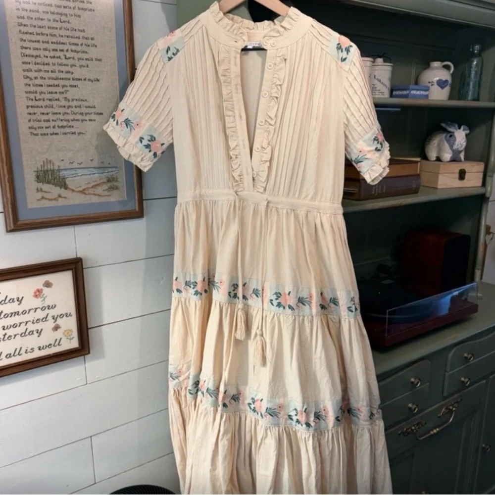 Ivy City Co Holland Maxi Dress Size XS
Cream Floral - Picture 3 of 7